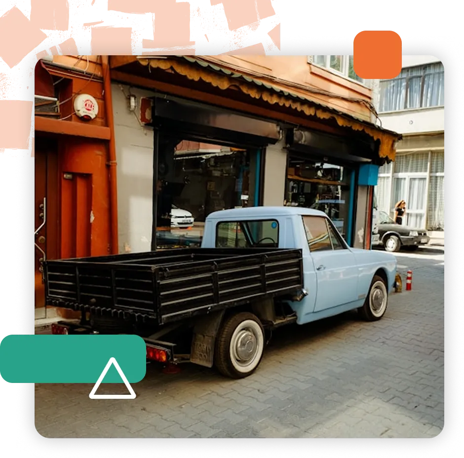 Transportista cargando un pickup con mercancía